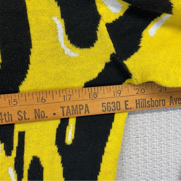 Taco Bell Drippy Nacho Holiday Ugly Christmas Sweater Small Yellow - Picture 6 of 7